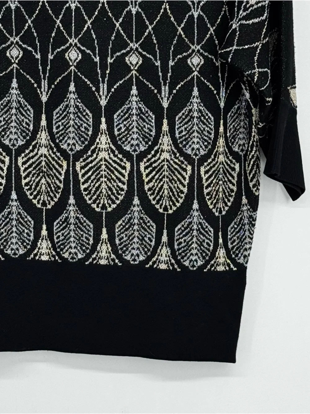 White House Black Market Sm Black Crew Neck Sweater Gold/Silver Metallic Design